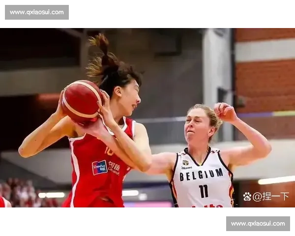 女篮赛场激战正酣攻防节奏与团队表现全面解析关键球员发挥与比赛走势观察